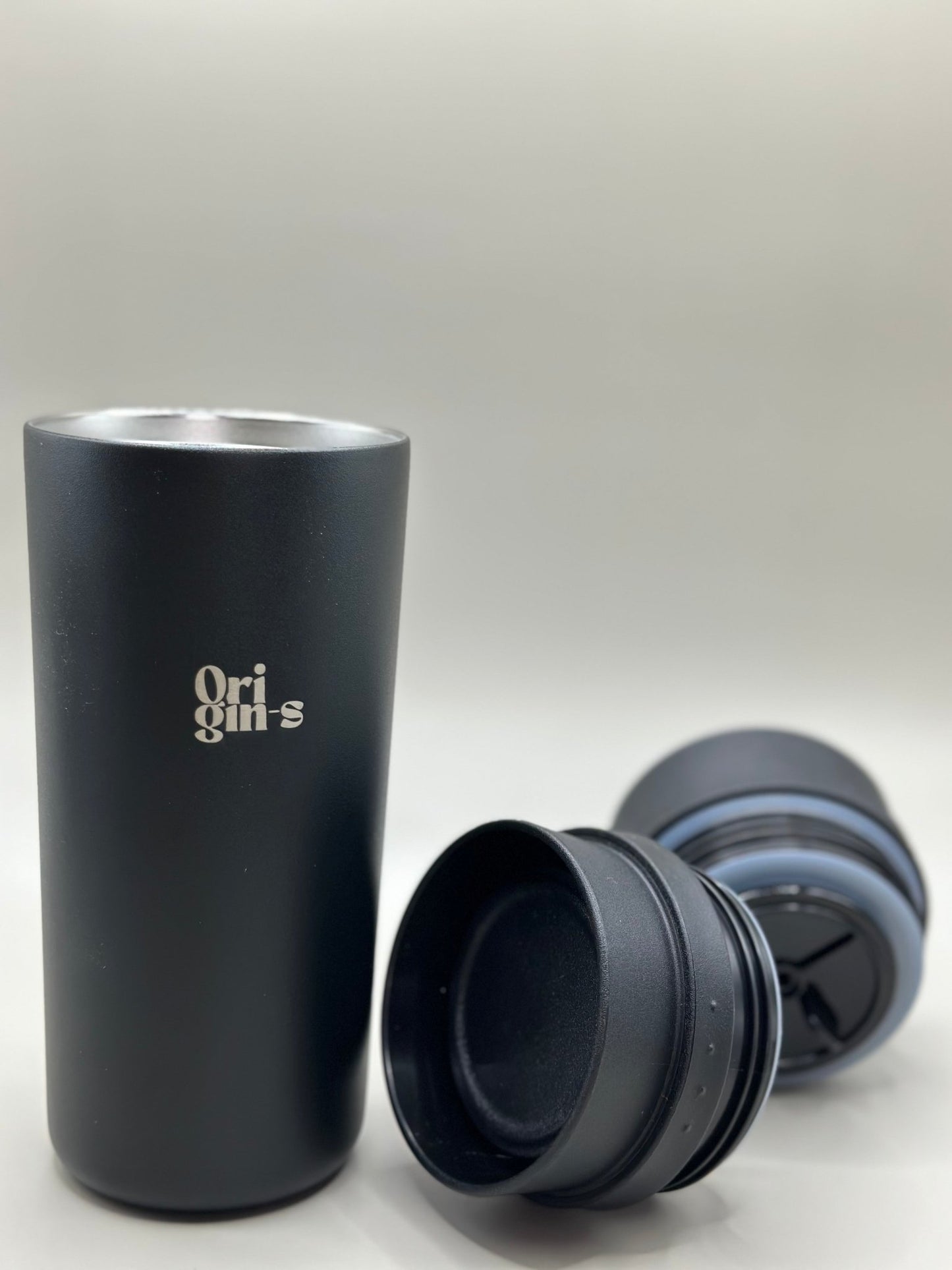 Gobelet Traveleur, tient le chaud pendant 4heure et le froid pendant 8heure, coloris noir matte, style épuré erhgonomique, forme arrondi moderne-BYORIGIN-S