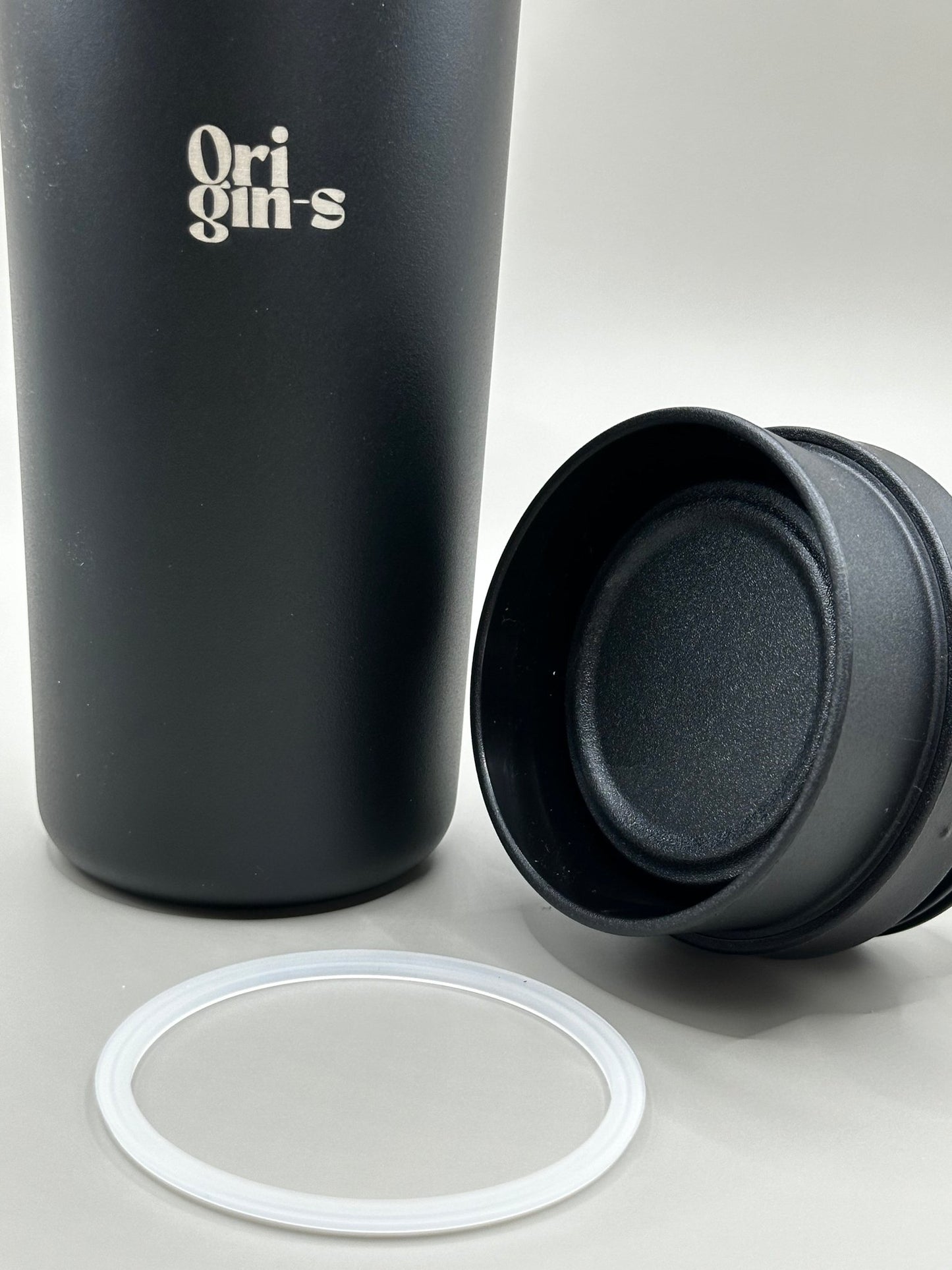 Gobelet Traveleur, tient le chaud pendant 4heure et le froid pendant 8heure, coloris noir matte, style épuré erhgonomique, forme arrondi moderne-BYORIGIN-S